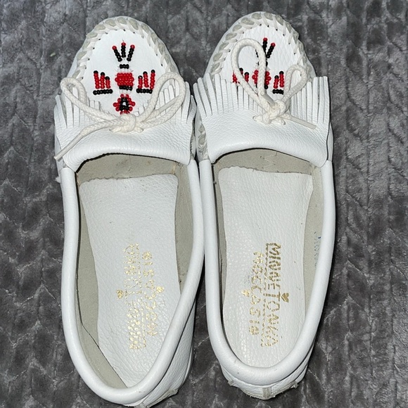 Minnetonka Moccasins White Leather w Red, Black & White Beading. Fringed Tongue - Picture 9 of 10